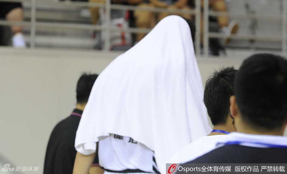 铁血硬汉韩德君赛场血染风采 鼻骨断裂不改擎天柱本色 韩德君坐在场边的替补席上,依然无法接受进一步的治疗,队医蹲在地上持续为他进行紧急止血处理,韩德君的表情依旧痛苦,眼神中却透露出不甘与坚毅。