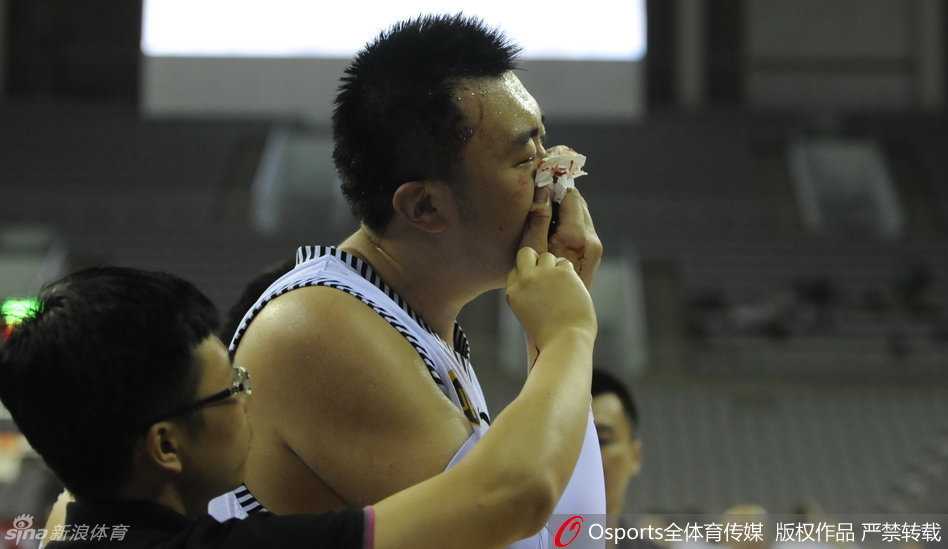 铁血硬汉韩德君赛场血染风采 鼻骨断裂不改擎天柱本色 受伤后的韩德君表情极度痛苦,眉头紧锁,他高大的身体蜷缩在球场边线附近,用双手紧紧捂住血流不止的面部,剧烈的疼痛让他难以立刻站起身来。