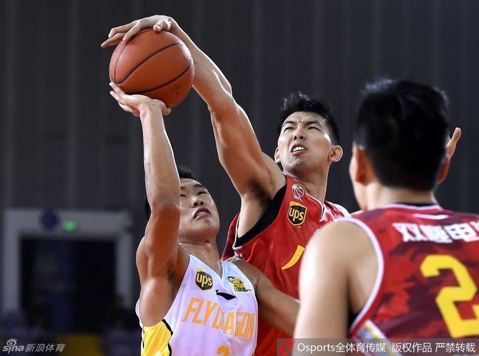 篮下巨塔德勒黑腾空而起，犹如天神下凡一般伸出长臂，将对手的出手路线完全封死，一记惊天大帽瞬间点燃了全队的士气。