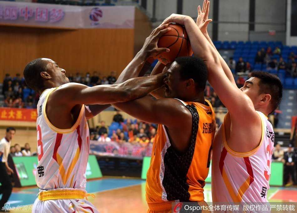 混乱的篮下瞬间成为战场，只见人仰马翻，数不清的手臂在争抢着那颗橙色的皮球，哪怕是倒在地板上，球员们也依旧用尽全力将球死死护住，眼神中满是倔强。