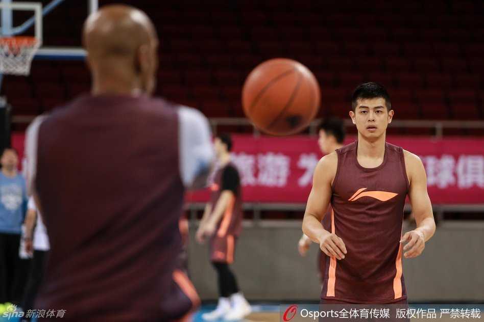 老马马布里在训练间隙亲自为方硕进行战术指导，他神情专注地比划着手势，方硕则认真聆听，这对后场组合正在为迎战新疆的严峻防守做最后准备。