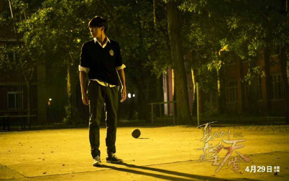 吴亦凡在球场上纵身跃起，手臂线条紧绷充满力量，展现出夏木在运动中难得一见的激情与爆发力