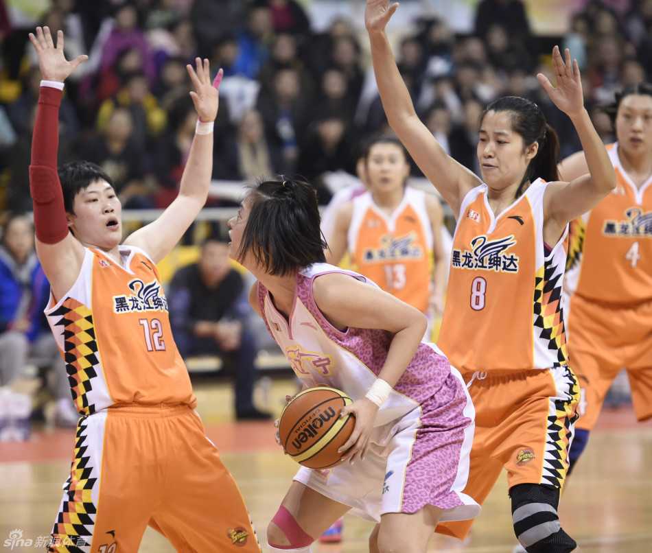 金佳宝犹如一把出鞘的利刃，持球飞速杀向敌阵，在高速行进中变向过人，直接撕开对手的整条防线，直奔篮筐而去，身后是奋力追赶却鞭长莫及的防守者。