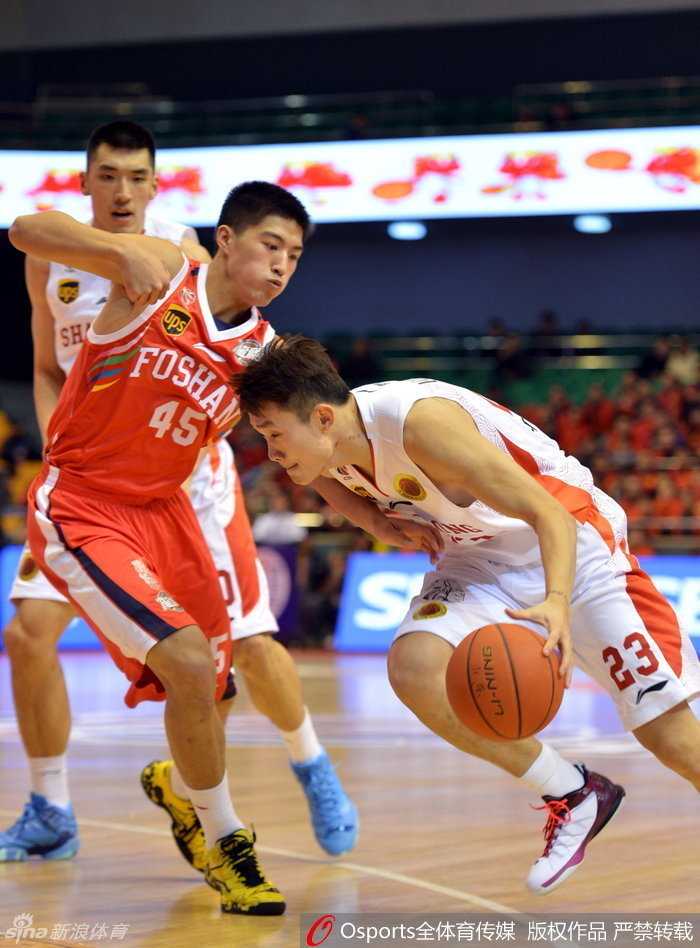 丁彦雨航犹如一把锋利的尖刀，迅猛撕开对手防线，眼神坚定地完成一次势在必得的突破。