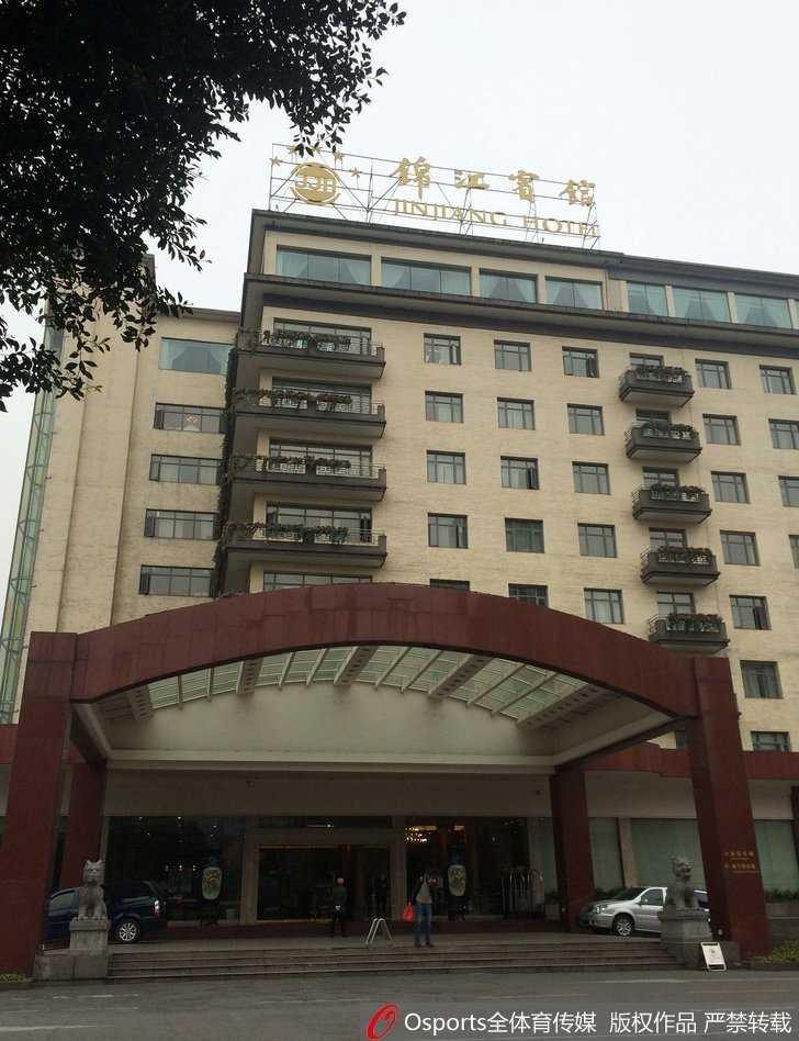 锦江宾馆门前的寂静与喧嚣:回溯CBA总决赛上的那一夜 锦江宾馆标志性的玻璃幕墙前,偶尔有行人匆匆走过,但酒店大门内侧却异常空旷寂静,巨大的建筑体量在黄昏中显得冷漠而疏离,与往日接待贵宾时的热闹形成强烈反差。