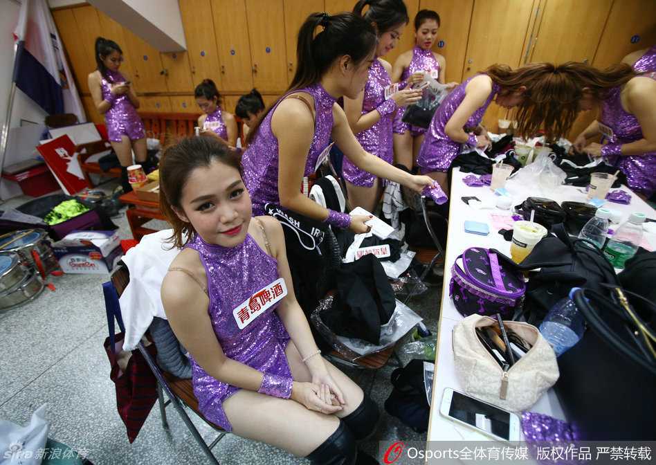 演出结束后，五名宝贝凑在一起进行‘卖萌合拍’，中间的女孩被簇拥着，大家对着镜头比出经典的剪刀手，脸颊贴着脸颊，眼神中满是完成表演后的轻松与喜悦。