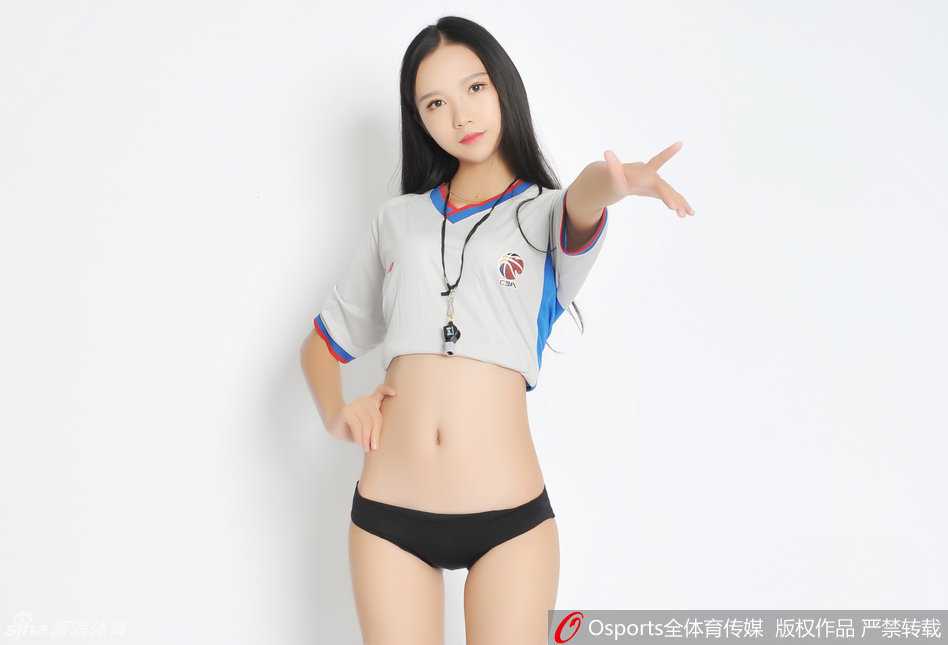 长发飘飘执裁赛场 篮球宝贝惊艳预热辽疆巅峰对决 篮球宝贝长发如瀑倾泻,专注神情宛若赛场执法官,一袭黑衣搭配迷人微笑,刚柔并济瞬间引爆眼球