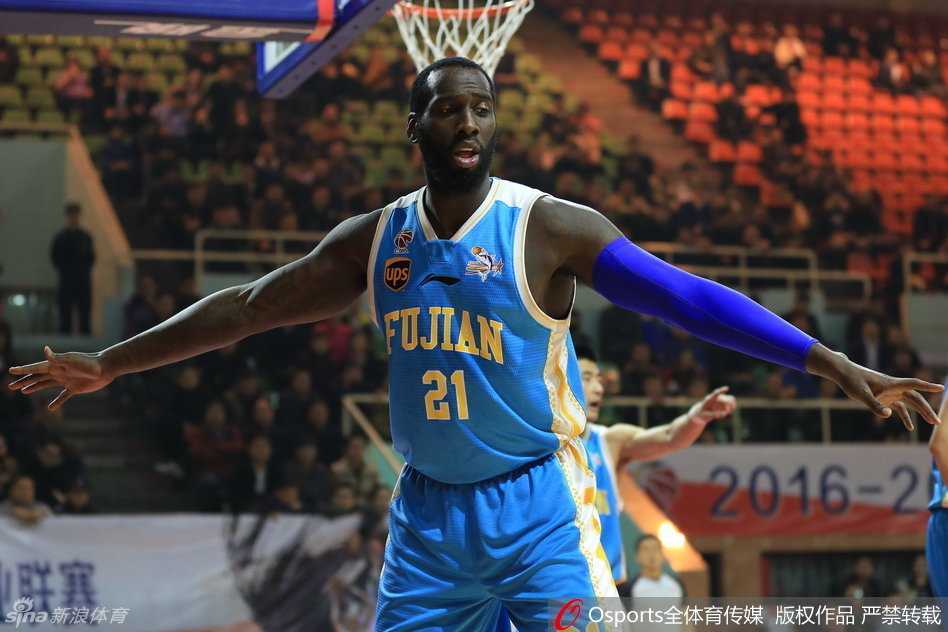 王哲林在三人合围之下毫无惧色，他奋力跃起，试图在长人如林的八一内线中完成一记势在必得的单手抛射。