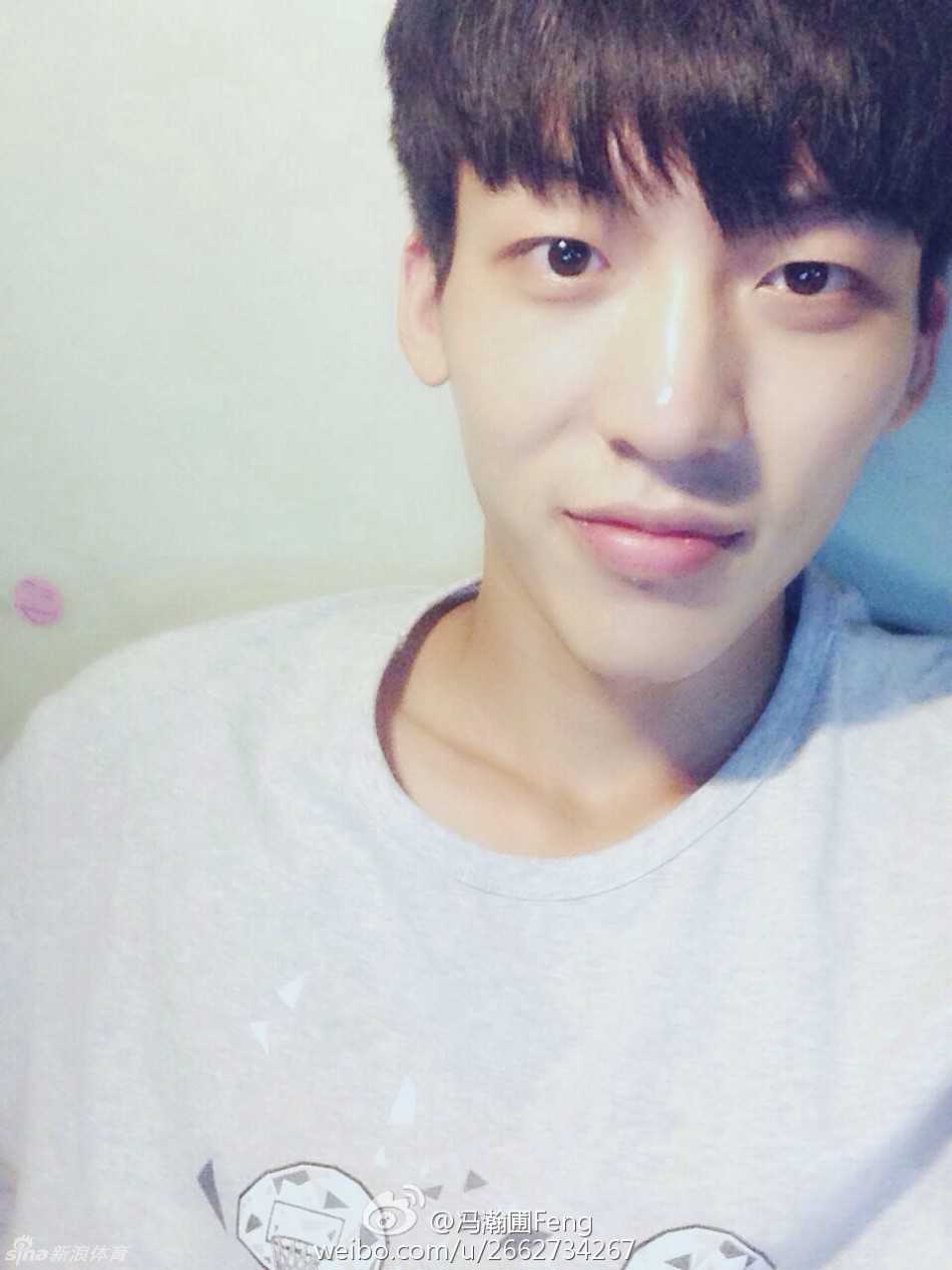 阳光篮球少年冯瀚圃:从CUBA走红的羞涩“理工男神” 刚刚结束高强度训练的冯瀚圃,汗流浃背,正用毛巾擦着汗,虽然疲惫但眼神里闪烁着对篮球纯粹热爱的光芒。