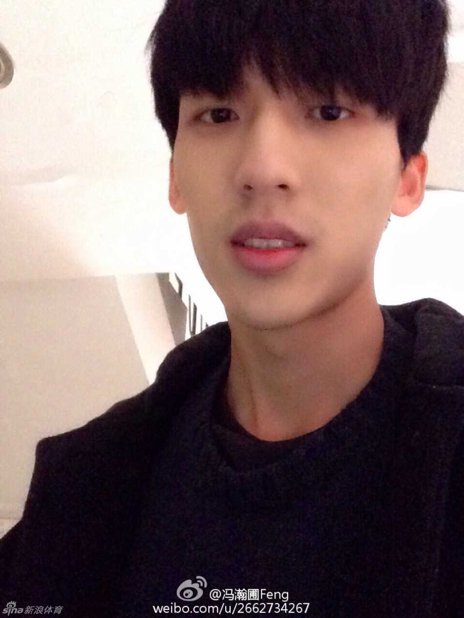 阳光篮球少年冯瀚圃:从CUBA走红的羞涩“理工男神” 训练间隙的冯瀚圃,汗水打湿了额前的碎发,他目光深邃地望着远方,帅气爆棚的同时又透着一股不服输的坚毅。