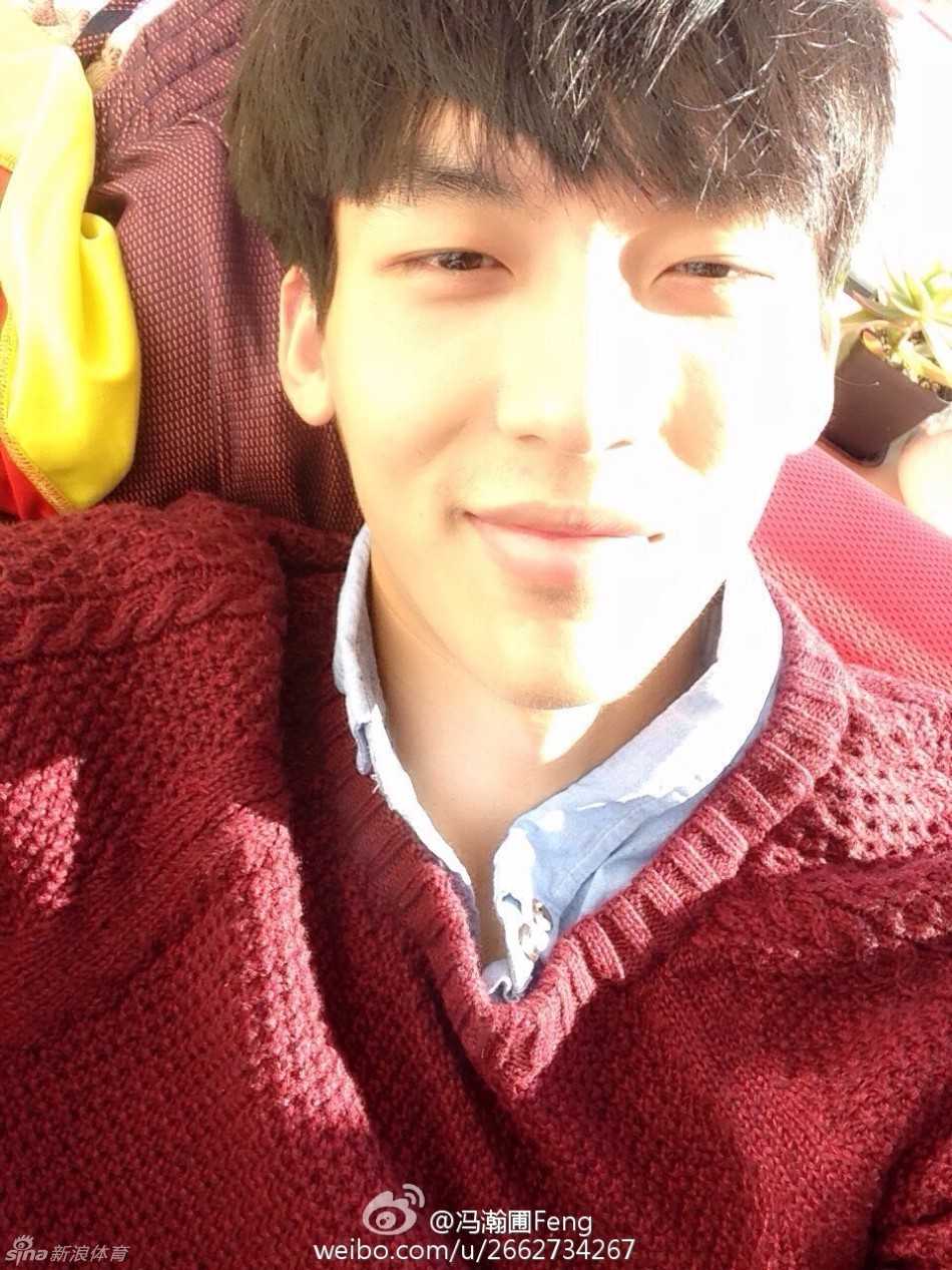 阳光篮球少年冯瀚圃:从CUBA走红的羞涩“理工男神” 冯瀚圃在球场上眼神清澈,嘴角带着一丝羞涩的笑意,阳光洒在他身上,仿佛漫画里走出的篮球少年。