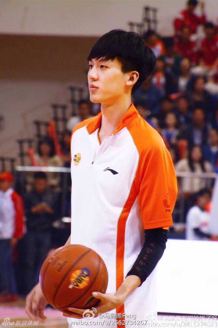 阳光篮球少年冯瀚圃:从CUBA走红的羞涩“理工男神” 面对镜头,冯瀚圃有些不好意思地抿着嘴,眼神微微躲闪,那副腼腆的模样像极了邻家大男孩,让人忍不住心生好感。