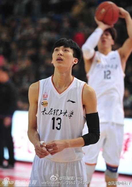 阳光篮球少年冯瀚圃:从CUBA走红的羞涩“理工男神” 脱下运动装备换上私服的冯瀚圃,在街边随意一拍都像时尚画报,干净的气质让他无论穿什么都显得格外清新。