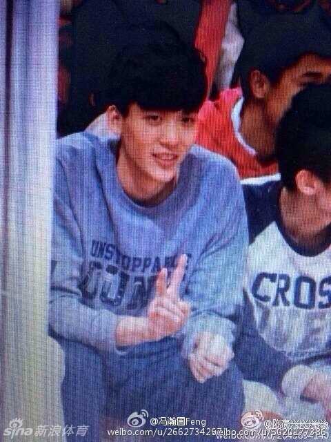 阳光篮球少年冯瀚圃:从CUBA走红的羞涩“理工男神” 冯瀚圃双手插兜,侧身望向远方,下颌线条分明,在光影交错间,显得格外“帅气爆棚”,宛如偶像剧男主角。