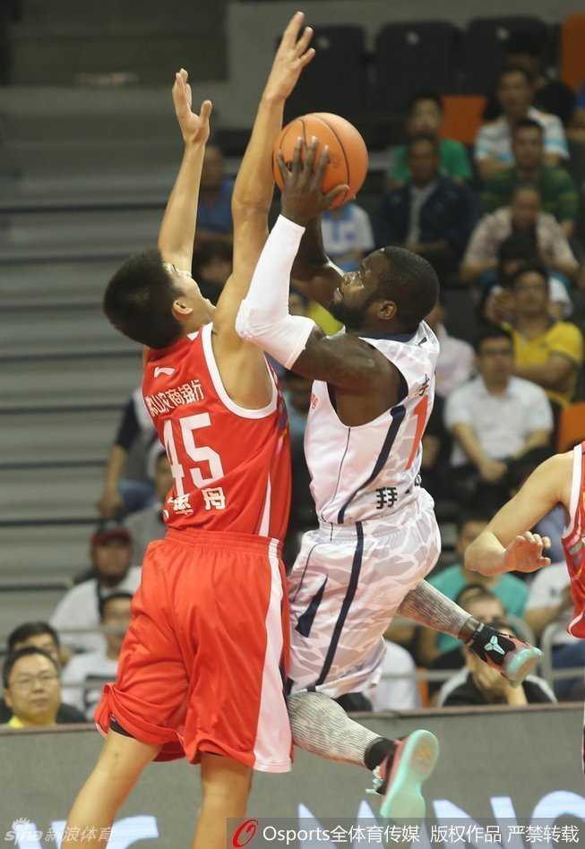 裁判突然鸣哨做出暂停手势，双方球员在场上停住脚步，等待教练指示。