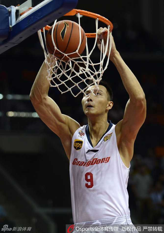 易建联在赛前热身时神情专注，目光如炬，身体舒展地进行投篮训练。