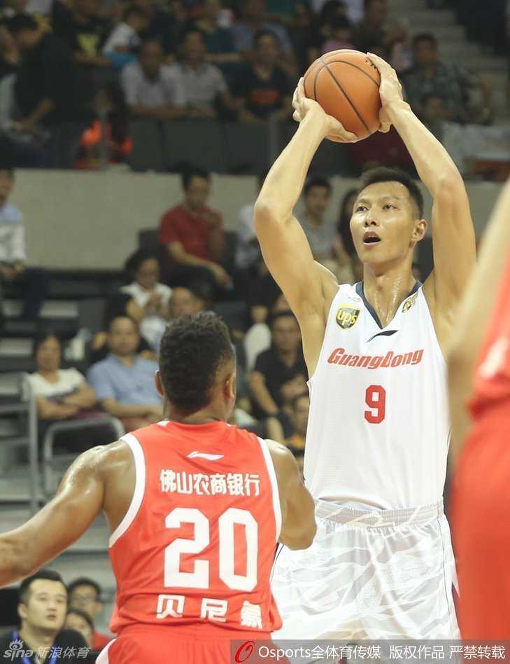 拜纳姆突破重围，如利刃般撕开佛山队防线，高速运球杀向内线。