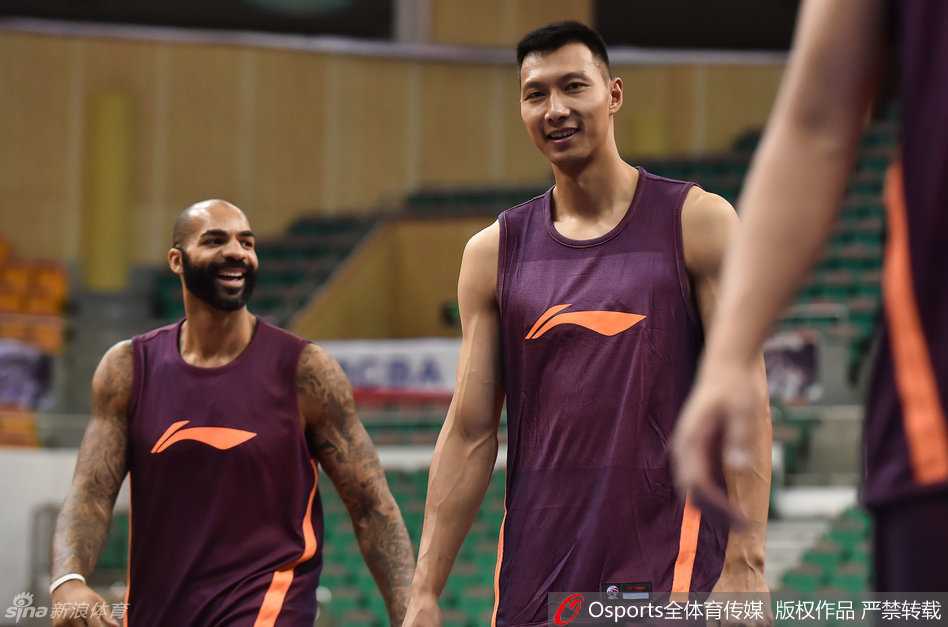 阿联空降东莞率队合练,赞助商鞋款争议成回归首秀最大悬念 阿联在底角进行投篮热身,篮球应声入网,身旁的朱芳雨双手接球,两人似乎在交流着场上的战术跑位