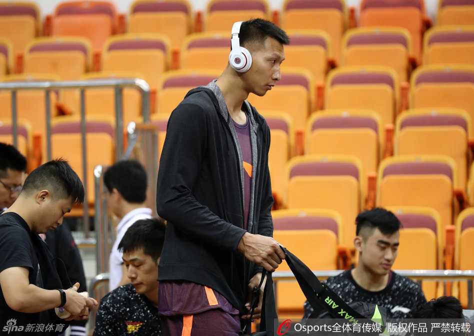 阿联空降东莞率队合练,赞助商鞋款争议成回归首秀最大悬念 阿联头戴无线耳机,在广东队训练师的陪同下进行慢跑恢复,神态轻松,似乎已经摆脱了长途飞行的疲惫