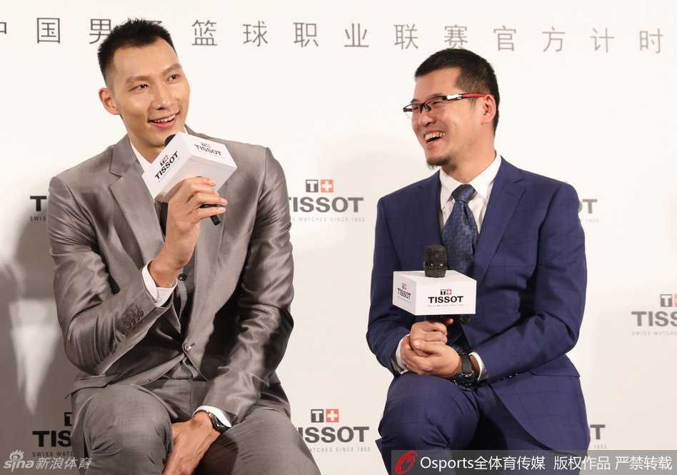 聚光灯下，易建联身着银灰西装亮相品牌发布会，眉宇间带着一丝刚战胜北控队的锐气，眼角的伤痕已悄然愈合，只剩下迷人的微笑。