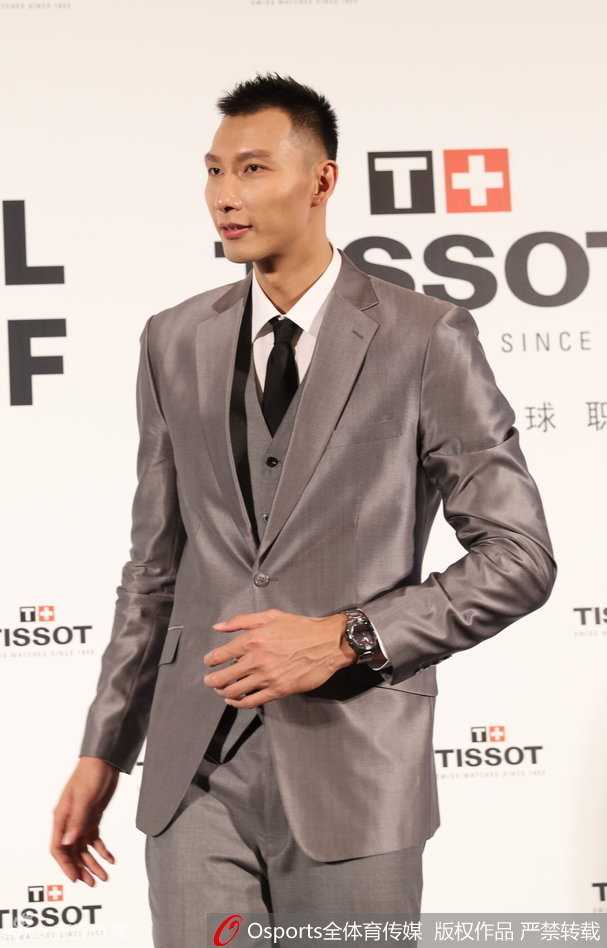 阿联在背景板前驻足留影，眼神深邃地望向远方，挺拔的身姿与闪耀的灯光交织，定格下2015年冬这位篮球先锋的儒雅瞬间。