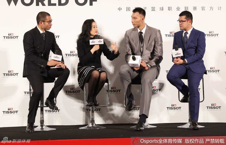 易建联与现场嘉宾共同举杯庆祝，他微微颔首，迷人的笑容始终挂在脸上，西装革履间尽显成熟男人的迷人魅力。