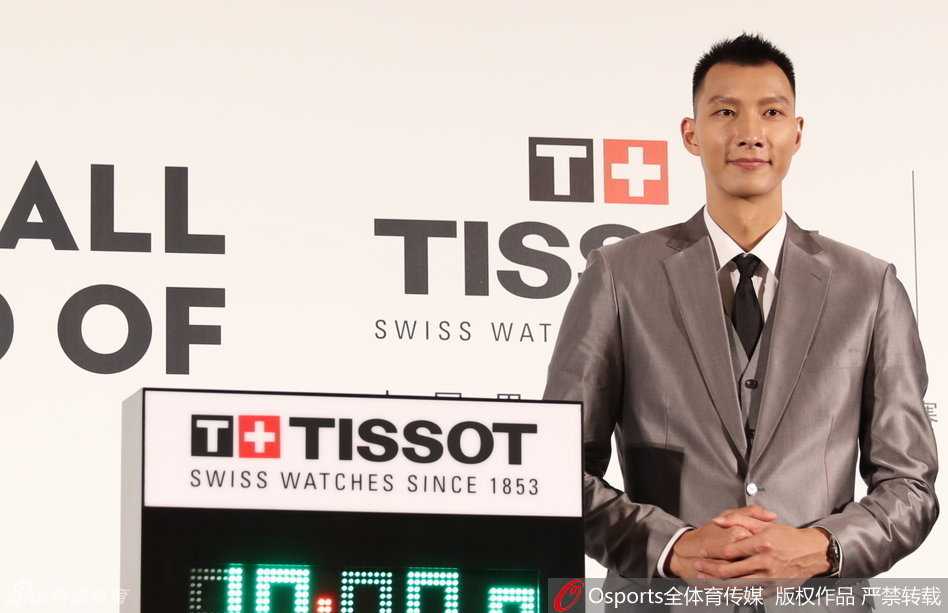 在明亮的发布会现场，阿联手拿麦克风侃侃而谈，侧颜线条硬朗帅气，银色西服映衬下，微笑中带着几分儒雅的书卷气。