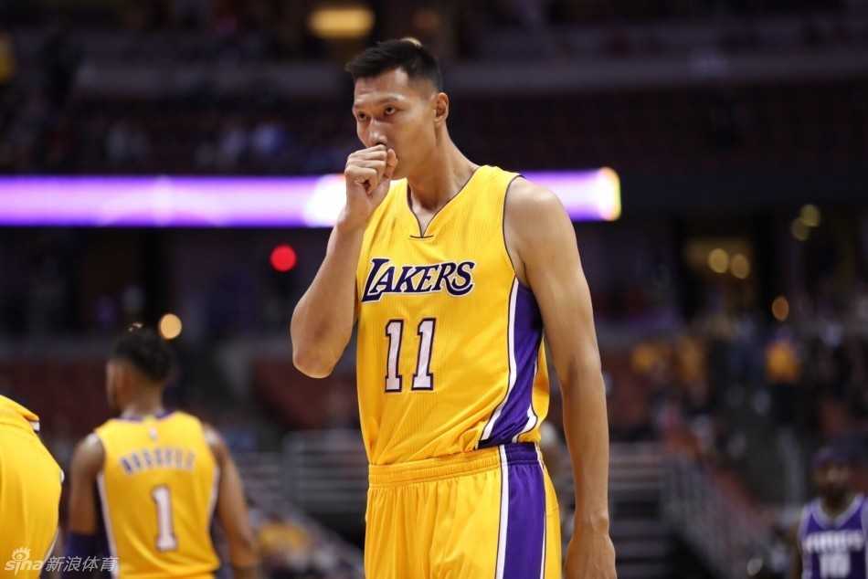 阿联在湖人队首秀中替补登场，他双手撑腰站在考辛斯身旁，眼神坚毅地注视着前方，仿佛在告诉全世界他已经做好了准备。