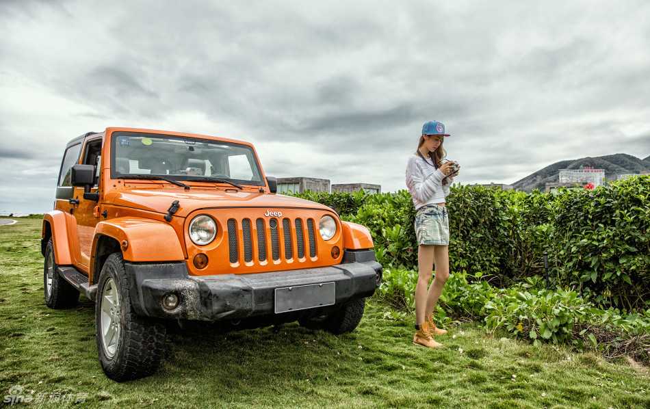 阳光洒在陈露身上，她身穿白色上衣搭配印花短裙，在海边的露天咖啡馆悠然自得，享受难得的惬意午后时光。