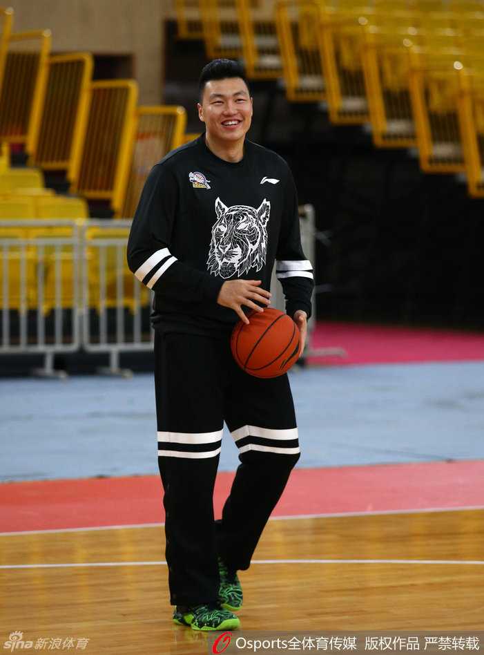 雪豹冬训:二〇一六新疆男篮的争冠序曲 训练尾声,李根依然留在场上加练投篮。汗水浸湿了他的球衣,但他的出手依然稳定而自信。在这片空旷的场地上,他正用自己的努力,一球一球地雕刻着通往总冠军的道路。