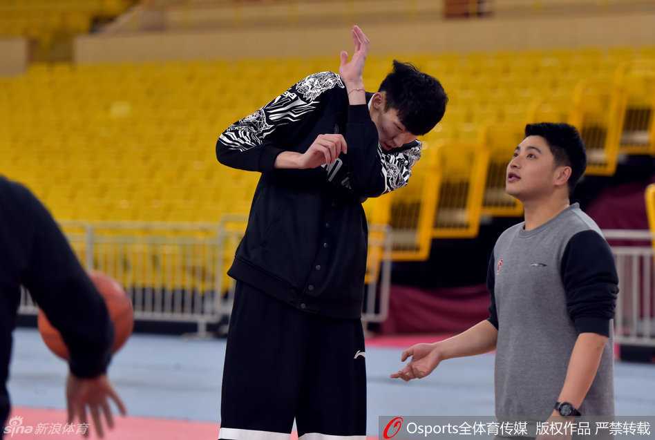 雪豹冬训:二〇一六新疆男篮的争冠序曲 老将刘炜使出了看家本领——背身单打后的后仰跳投。他的动作舒展而从容,在空中微微后仰,巧妙地躲开封盖,手指轻柔地将球拨出,这写意的一球,仿佛在时光中凝固,让年轻球员们看到了何为“殿堂级”的后卫技艺。