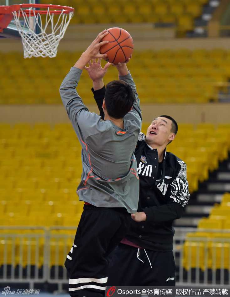 雪豹冬训:二〇一六新疆男篮的争冠序曲 绰号“焦作勒布朗”的李根在底角进行着枯燥而重复的投篮训练。皮球划过一道完美的弧线穿心而过,他嘴角上扬,露出标志性的大笑,这笑容里既有对训练效果的满意,也透着攻坚时刻“中国坦克”的十足自信。