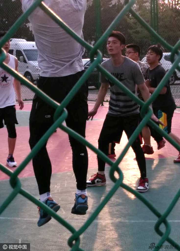 霍建华持球直面篮筐，纵身跃起，手臂舒展将球稳稳投出，空中姿态定格宛如一只舒展羽翼的黑鹰。