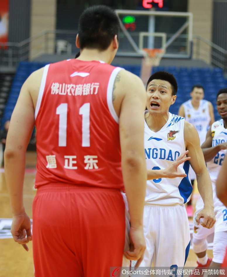 青岛主场激战佛山,赛后冲突布朗怒掀广告牌领罚单 比赛结束瞬间,佛山队外援布朗情绪激动地冲向记录台,他伸手指向裁判,脸上的表情写满了愤怒与不甘,队友和工作人员试图将他拦住。