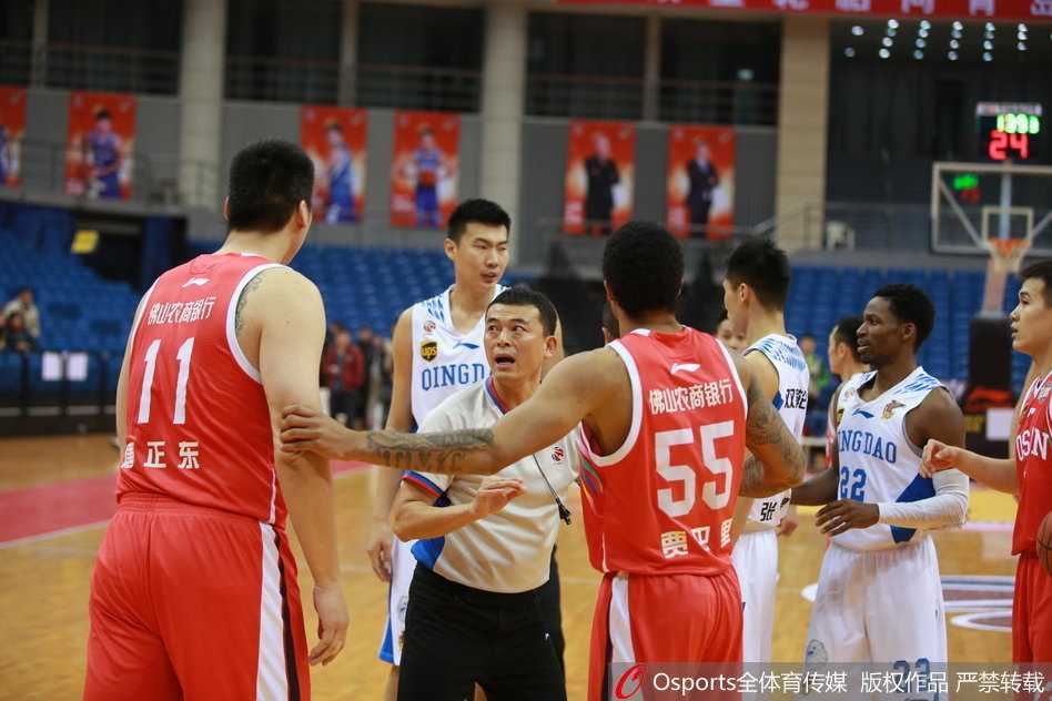 青岛主场激战佛山,赛后冲突布朗怒掀广告牌领罚单 在众人的簇拥下,布朗依然难掩怒火,他试图挣脱阻拦,眼睛死死盯着裁判的方向,身边的安保人员神情紧张地控制着局面。