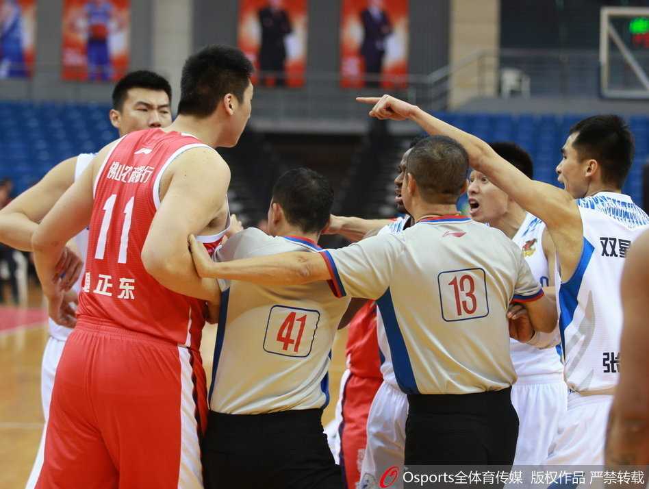 青岛主场激战佛山,赛后冲突布朗怒掀广告牌领罚单 冲突发生后,多名现场工作人员和裁判迅速围拢过来,他们组成人墙,尽力将情绪激动的布朗与其他人隔开,场面一度十分混乱。