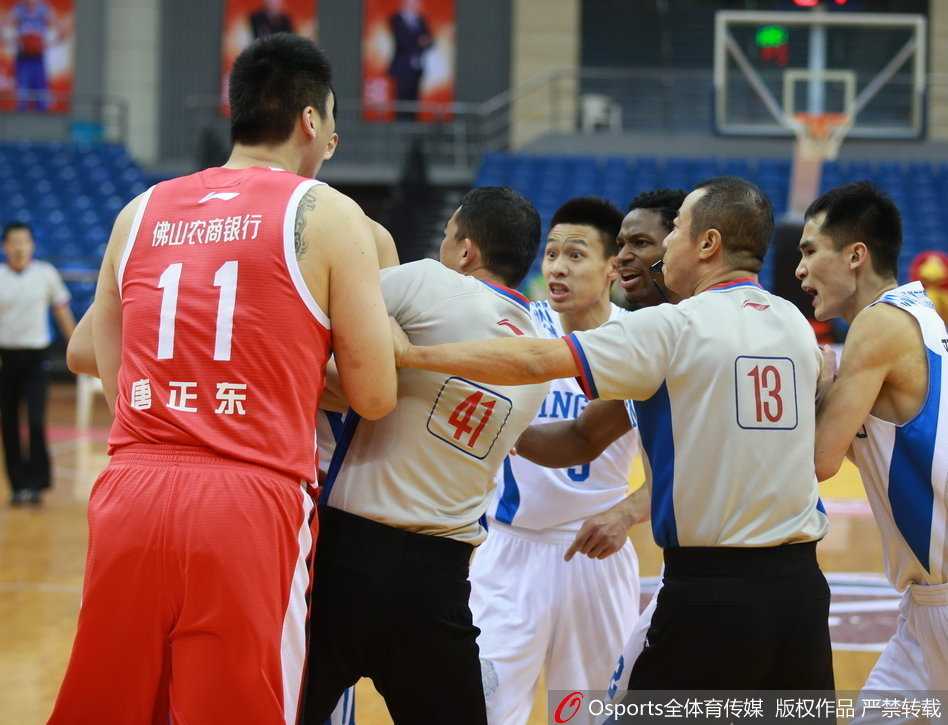 青岛主场激战佛山,赛后冲突布朗怒掀广告牌领罚单 长长的广告牌被掀翻在地,原本整齐排列的机械装置此刻东倒西歪,线缆和支架裸露在外,一片狼藉的景象令人震惊。