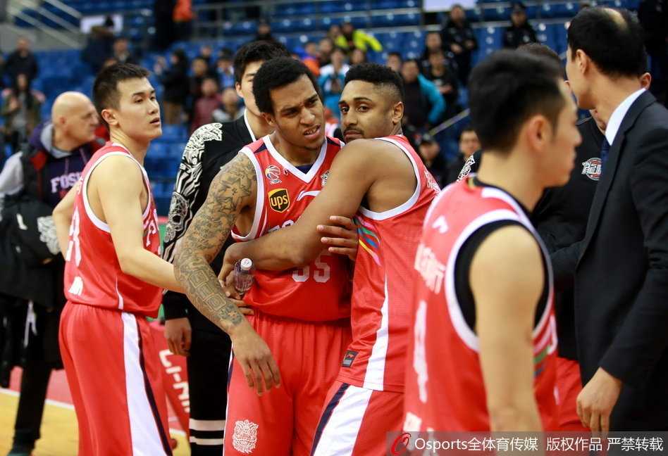 青岛主场激战佛山,赛后冲突布朗怒掀广告牌领罚单 裁判和技术代表聚在一起紧急商议,他们的表情严肃,手指向被破坏的广告牌区域,显然在记录这次冲突的详细经过。