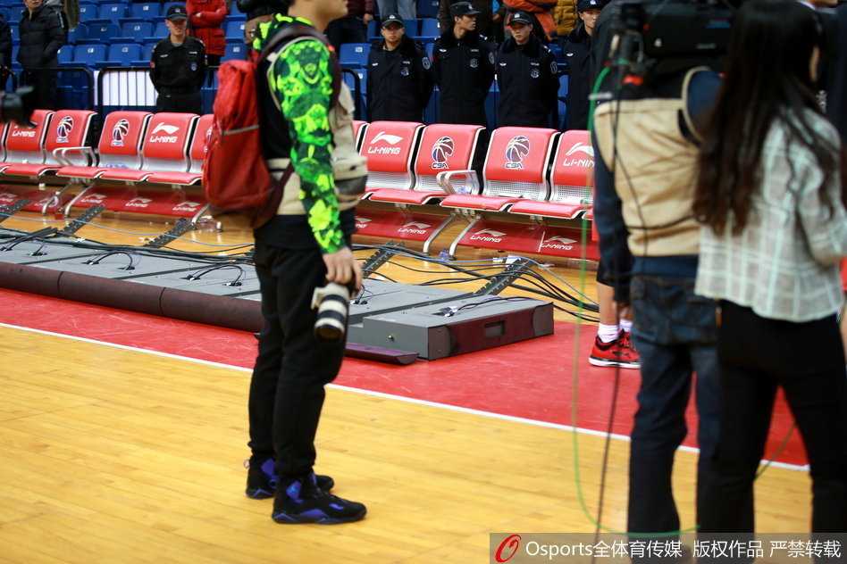 青岛主场激战佛山,赛后冲突布朗怒掀广告牌领罚单 被损坏的广告牌最终被工作人员合力扶起,但这场风波留下的不仅仅是需要维修的设备,更是对CBA联赛管理和球员情绪控制能力的一次深刻拷问。