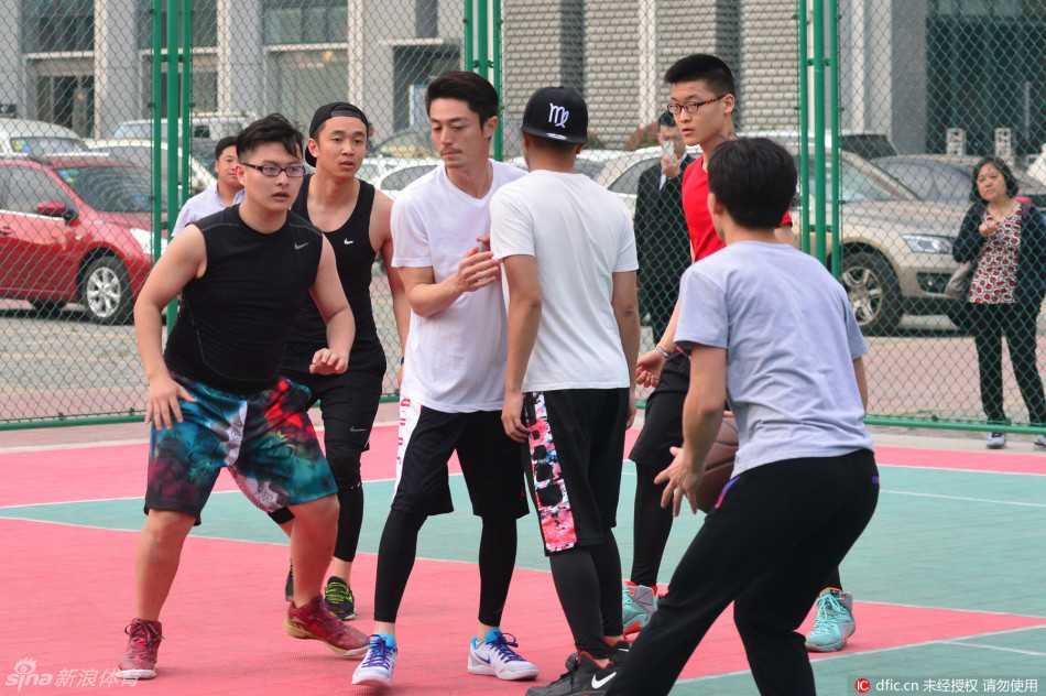 霍建华眼神凌厉，张开双臂降低重心，正面死死卡住进攻球员的突破路线，每一个脚步滑动都充满了压迫感与专注力。