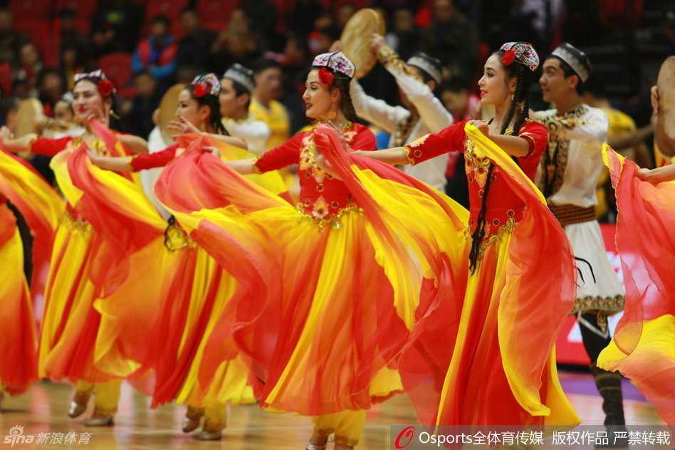 一位身材高挑的啦啦宝贝在聚光灯下 solo 表演，她回眸的瞬间眼神灵动迷人，飞扬的发丝与动感的舞步相得益彰，尽显女神风范。