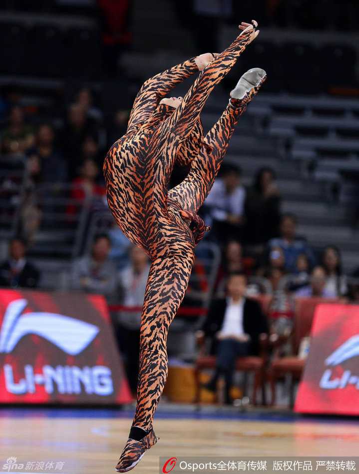 青春舞动闪耀赛场 细数CBA第二十轮啦啦队热力瞬间 伴随着动感的鼓点,几位啦啦队员同时做出了干净利落的踢腿动作,展现出训练有素的扎实功底和满满的青春朝气。