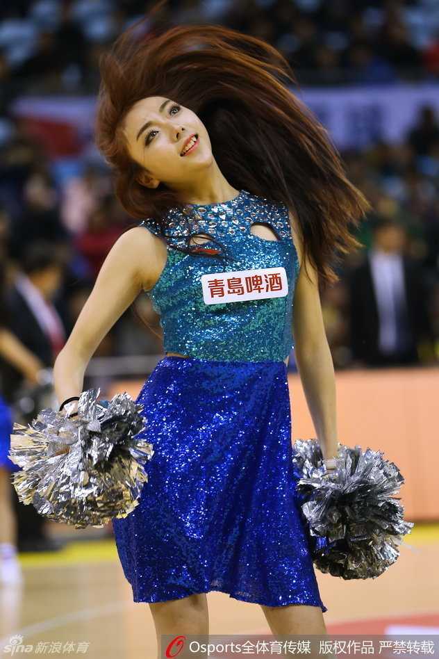 青春舞动闪耀赛场 细数CBA第二十轮啦啦队热力瞬间 镜头拉近,一位扎着高马尾的啦啦队员正全情投入,明亮的眼眸和上扬的嘴角传递出无限的感染力,让人不禁随着她的节奏摇摆。