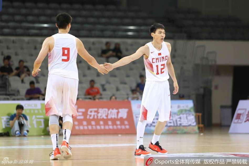 吴前张开双臂，如同猎豹一般压低重心，眼神死死盯住眼前的持球人，随时准备出击。