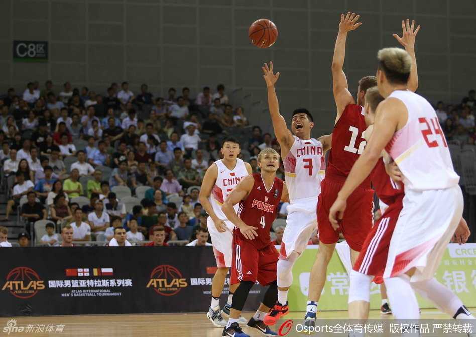 吴庆龙指导在场边大声呼喊，用手势比划着战术，焦急地指挥着场上的每一次攻防。