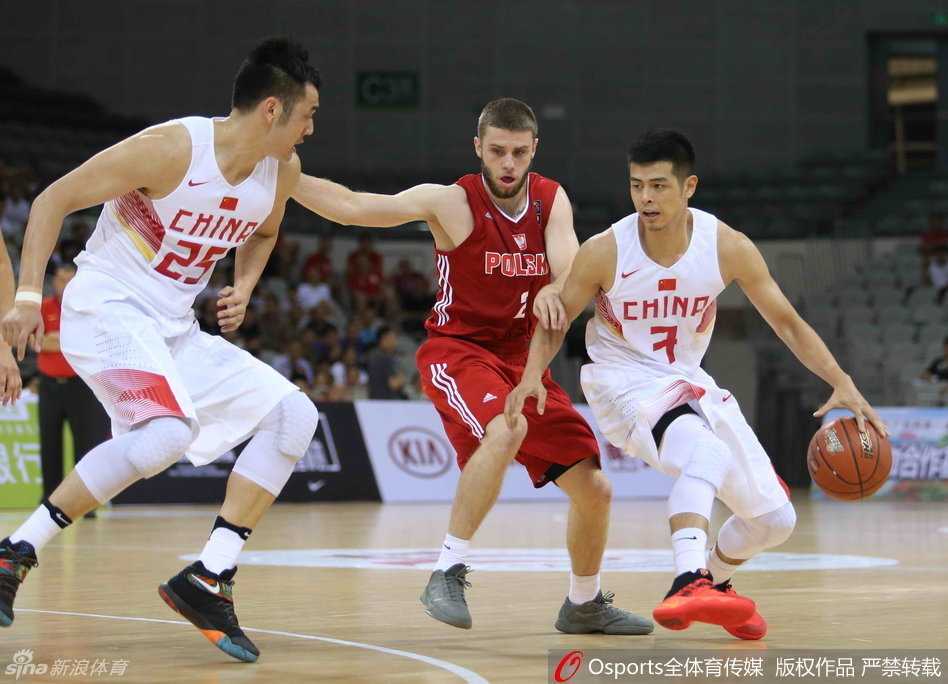 方硕眼神坚定，运球如风，在对手的严密防守下寻找那一线突破的曙光。