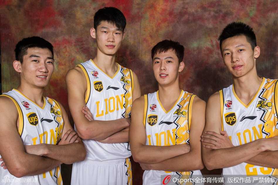 王征在内线利用身高优势勾手投篮，他凭借扎实的卡位技术和柔和的手感，在拥挤的禁区中为球队稳稳拿下两分，彰显了传统中锋在内线的战术价值。