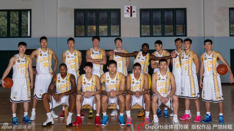 大外援霍尔曼在篮下展现出绝对的统治力，他高高跃起，用一次势大力沉的双手灌篮宣告着禁区的所有权，身后的防守者只能望球兴叹，整个球馆为之沸腾。