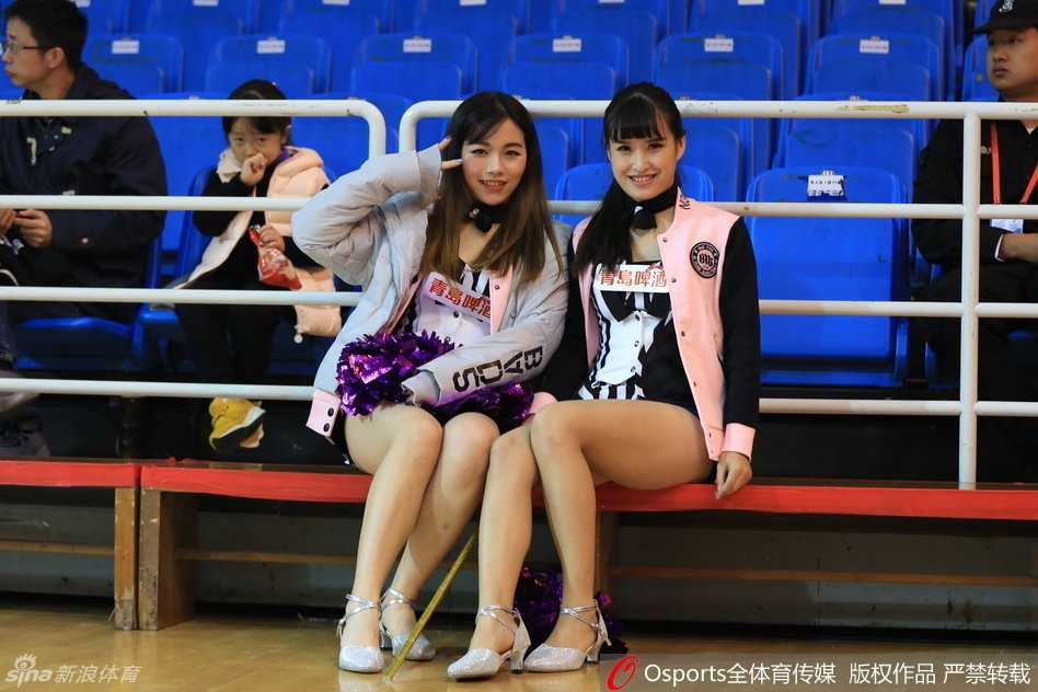 舞动间裙摆轻扬，篮球宝贝回眸一笑，灵动气质与赛场激情完美融合