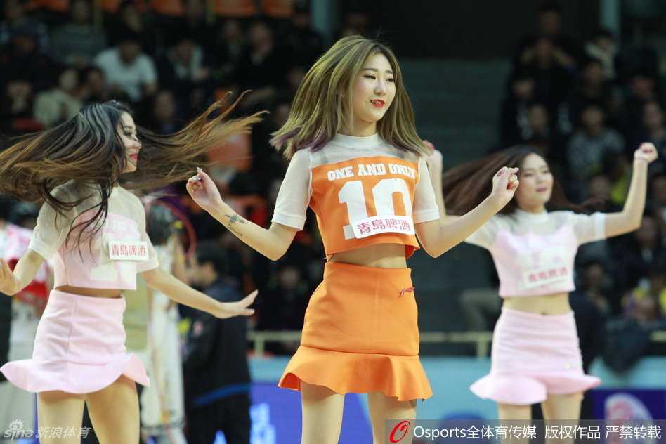 借助道具，一名宝贝倒立旋转呼啦圈，惊人的才艺展示让现场观众眼前一亮。